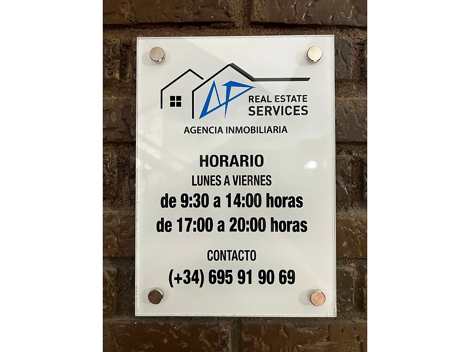 Fachada de la oficina de AP Real Estate Services en Almería